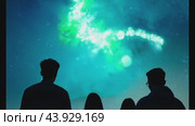Friends amazed by breathtaking celestial event at night. Стоковое видео, видеограф Данил Руденко / Фотобанк Лори