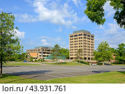 State University of New York at New Paltz (SUNY New Paltz), public university.  Atrium, Student Union Building, Haggerty Administration Building on sunny day (2014 год). Редакционное фото, фотограф Валерия Попова / Фотобанк Лори