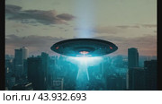 Giant ufo casts light beam over city at sunset. Стоковое видео, видеограф Данил Руденко / Фотобанк Лори