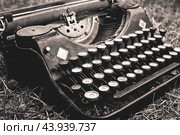 Классическая немецкая металлическая черная винтажная пишущая машинка. Стоковое фото, фотограф Roman Pavlov / Фотобанк Лори