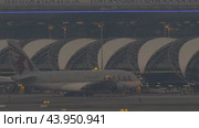 Airbus A380 of Qatar Airways docking with sleeve (2023 год). Редакционное видео, видеограф Игорь Жоров / Фотобанк Лори