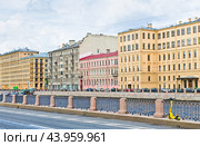 Набережная реки Фонтанки, дома 123, 121, 119 и 117. Летний день. Санкт-Петербург (2024 год). Редакционное фото, фотограф E. O. / Фотобанк Лори