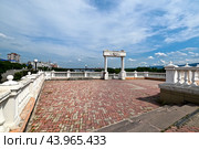 Город Красноярск. Культурно-досуговый центр с пешеходным мостом. Улица Дубровинского дом 45А (2024 год). Редакционное фото, фотограф Александр Тараканов / Фотобанк Лори