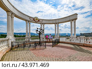 Город Красноярск. Смотровая площадка. Пешеходный виадук через улицу Дубровинского дом 45А (2024 год). Редакционное фото, фотограф Александр Тараканов / Фотобанк Лори