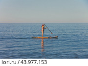 Крым, Евпатория, курорт, Чёрное море, сап-борд, сап, человек на сапе (2024 год). Стоковое фото, фотограф Андрей Макаренко / Фотобанк Лори