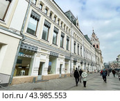 Москва, Никольская улица, дом 7-9, строение 4. Торговые ряды Заиконоспасского монастыря, 1895–1897 гг постройки. Редакционное фото, фотограф Овчинникова Ирина / Фотобанк Лори