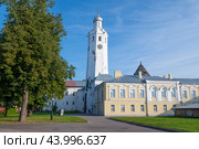 Вид на старинную  башню с часами (Часозвоня) солнечным июльским утром. Кремль Великого Новгорода (2023 год). Редакционное фото, фотограф Виктор Карасев / Фотобанк Лори