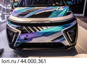 Российский электромобиль «Атом» на выставке «Станция Манеж. Московский транспорт — 2030». Шоукар «Атом» в оригинальном дизайне, разработанном художником Ciay. Рядом с ним представлены электрозарядная станция и конфигуратор, на котором каждый посетитель сможет спроектировать дизайн своего «Атома»./ Russian electric car "Atom" at the exhibition "Manezh Station. Moscow Transport - 2030". (2024 год). Редакционное фото, фотограф Iva Noel / Фотобанк Лори
