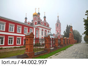 Храм Архангела Михаила (Михайловская церковь) в тумане. Город Талдом, Московская область, Россия (2024 год). Стоковое фото, фотограф Елена Коромыслова / Фотобанк Лори