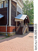 Город Иркутск. Улица Декабрьских событий, дом 77б. Информационно-туристическая служба города Иркутска (2024 год). Редакционное фото, фотограф Александр Тараканов / Фотобанк Лори