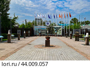 Аллея городов-побратимов. Город Иркутск (2024 год). Редакционное фото, фотограф Александр Тараканов / Фотобанк Лори