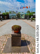 Аллея городов-побратимов. Город Иркутск (2024 год). Редакционное фото, фотограф Александр Тараканов / Фотобанк Лори