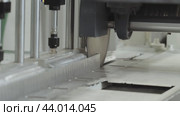 A circular metal saw is used to automatically cut metal during production. Стоковое видео, видеограф Strunov David / Фотобанк Лори
