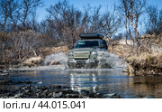 Rybachy, RUSSIA - May 30 2022: Off-roading New Land Rover Defender. The Land Rover Defender is a series of British off-road cars and pick-up trucks. Редакционное фото, фотограф Андрей Армягов / Фотобанк Лори