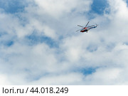 Вертолет МИ-8 гражданской авиации в бело-красно-синих цветах, летящий в небе с облаками (2023 год). Редакционное фото, фотограф Алексей Винников / Фотобанк Лори