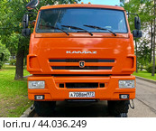 Кабина грузового автомобиля КАМАЗ-65115 на выставке в Москве (2024 год). Редакционное фото, фотограф Иван Синайко / Фотобанк Лори