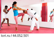 Self-defense lesson for women in gym. Power grabs and strikes. Стоковое фото, фотограф Яков Филимонов / Фотобанк Лори