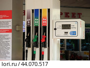 Топливо-раздаточная колонка для дизельного и бензинового топлива (2024 год). Редакционное фото, фотограф Ольга Дмитренко / Фотобанк Лори