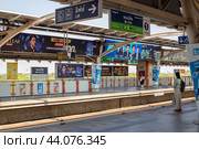 BTS station with people, bright signs, advertising. Thailand, Bangkok (2024 год). Редакционное фото, фотограф Коханова Наталья / Фотобанк Лори