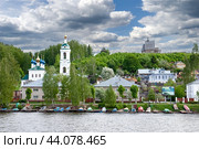 Плес. Вид с реки на город, Варваринскую церковь и холм Левитана (2019 год). Редакционное фото, фотограф Инна Грязнова / Фотобанк Лори