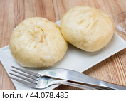 Traditional Chinese steamed buns Xiaolongbao stuffed with pork. Стоковое фото, фотограф Яков Филимонов / Фотобанк Лори