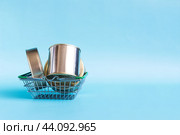 Консервные банки с различными продуктами крупным планом на цветном фоне. Продукты длительного хранения. Стоковое фото, фотограф Лозовая Людмила / Фотобанк Лори