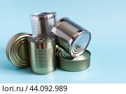 Консервные банки с различными продуктами крупным планом на светлом фоне. Продукты длительного хранения. Стоковое фото, фотограф Лозовая Людмила / Фотобанк Лори