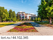National Library in I. Yakovlev Square in Cheboksary. Стоковое фото, фотограф Владимир Ушаров / Фотобанк Лори