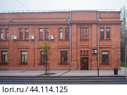 Старое кирпичное здание (Амбулаторный корпус Мартыновской больницы, Нижний Новгород) (2024 год). Редакционное фото, фотограф Илья Старков / Фотобанк Лори