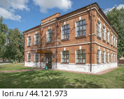 Город Венёв, лице Красная площадь, дом 28. Тульская область, Россия. Бывшее здание женского приходского училища. Сейчас в нем располагается Веневский детско-юношеский центр имени Н,Т. Полукарова (2024 год). Стоковое фото, фотограф Наталья Николаева / Фотобанк Лори