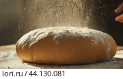 Baker kneading dough and sprinkling flour on bread. Стоковое AI-видео, аниматор Данил Руденко / Фотобанк Лори