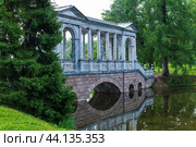 Marble Bridge (Palladian Bridge) in Catherine Park Tsarskoe Selo, Pushkin, St. Petersburg, Russia (2024 год). Стоковое фото, фотограф Михаил Аккуратoв / Фотобанк Лори
