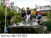 Дети увлечено  играют на бронетранспортере БТР-82. Город Тюмень (2024 год). Редакционное фото, фотограф Александр Тараканов / Фотобанк Лори