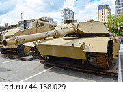 Американский танк M1A1SA «ABRAMS». Выставка трофейной техники из зоны СВО. Город Тюмень (2024 год). Редакционное фото, фотограф Александр Тараканов / Фотобанк Лори