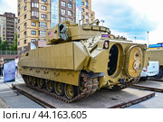 Подбитая американская БМП W2A2 «BRADLEY». Гусеничная бронированная машина армии США. Передвижная выставка трофейной техники НАТО "Сила v правде- гордость и победа" (2024 год). Редакционное фото, фотограф Александр Тараканов / Фотобанк Лори