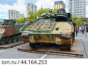 Американская БМП W2A2 «BRADLEY». Гусеничная бронированная машина армии США. Передвижная выставка трофейной техники НАТО "Сила v правде- гордость и победа" (2024 год). Редакционное фото, фотограф Александр Тараканов / Фотобанк Лори