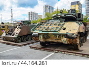 Уничтоженные американские БМП W2A2 «BRADLEY» и бронетранспортер M113 A2. Передвижная выставка трофейной техники НАТО "Сила в правде- гордость и победа". Город Тюмень (2024 год). Редакционное фото, фотограф Александр Тараканов / Фотобанк Лори