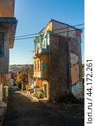 Dilapidated residential buildings in Eminonu quarter of Istanbul. Стоковое фото, фотограф Яков Филимонов / Фотобанк Лори