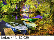 Река Трубеж и лодки ночью,  Переславль-Залесский (2020 год). Стоковое фото, фотограф Baturina Yuliya / Фотобанк Лори
