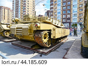 Трофейный американский танк M1A1SA «ABRAMS». Передвижная выставка трофейной техники НАТО "Сила v правде- гордость и победа". Город Тюмень (2024 год). Редакционное фото, фотограф Александр Тараканов / Фотобанк Лори