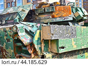 Посеченная осколками американская БМП W2A2 «BRADLEY». Гусеничная бронированная машина армии США. Передвижная выставка трофейной техники НАТО "Сила v правде- гордость и победа" (2024 год). Стоковое фото, фотограф Александр Тараканов / Фотобанк Лори