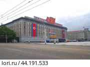 Министерство внешней торговли КНДР на площади Ким Ир Сена в центре города Пхеньян. Пасмурный летний день. (2024 год). Редакционное фото, фотограф Александр Кузнецов / Фотобанк Лори
