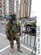 Военнослужащий  Российской армии на передвижной выставке трофейной техники НАТО "Сила v правде- гордость и победа". Город Тюмень (2024 год). Редакционное фото, фотограф Александр Тараканов / Фотобанк Лори