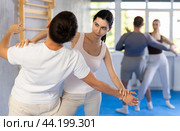Woman hits man attacker on head during self-defense training session led by trainer. Стоковое фото, фотограф Яков Филимонов / Фотобанк Лори