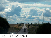 Кучевые облака над трассой М3 "Украина" (2024 год). Редакционное фото, фотограф Дмитрий Неумоин / Фотобанк Лори