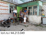 Общая фотография многодетной семьи на крыльце своего дома (2024 год). Редакционное фото, фотограф Дмитрий Неумоин / Фотобанк Лори