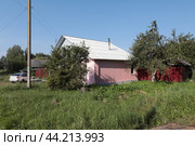 Жилой дом в селе Творишино брянской облисти (2024 год). Редакционное фото, фотограф Дмитрий Неумоин / Фотобанк Лори
