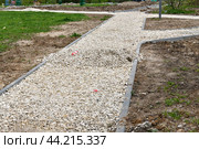 Construction of sidewalks from crushed stone and curbstone, Russia. Стоковое фото, фотограф Володина Ольга / Фотобанк Лори