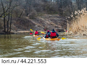 People of age have a springtime vacation in nature. Kayaking in the spring. Active weekend pastime. Sports tourism. (2022 год). Редакционное фото, фотограф Zima Nadezhda / Фотобанк Лори
