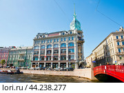 Вид на торговый дом "С. Эсдерс и К. Схейфальс" и Красный мост. Летний солнечный день. Санкт-Петербург (2024 год). Редакционное фото, фотограф E. O. / Фотобанк Лори